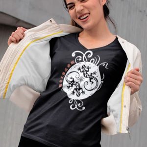 Camiseta para mujer de cuello pico con singulares lagartos