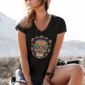 Camiseta para mujer de cuello pico con original calavera de colores