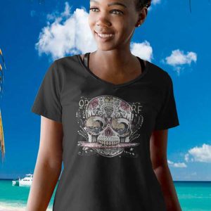 Camiseta para mujer con cuello pico de calavera surfista