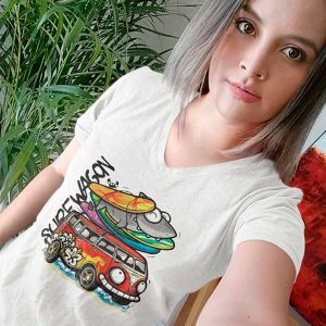 Camiseta para mujer de cuello pico con divertida furgoneta surfera