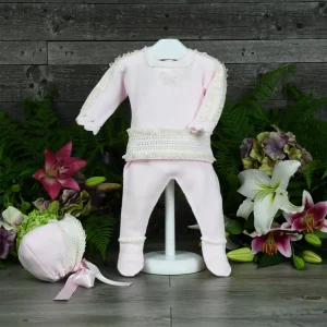 Traje de punto con puntilla