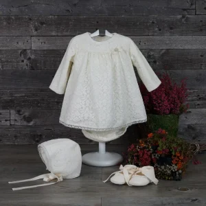 Vestido de bebe con capota, braguita y zapatos