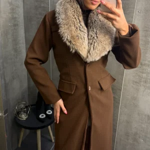 Abrigo Solapa Efecto Pelo Marrón