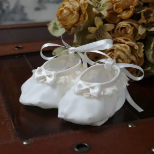 Zapatito de bautizo en seda marfil