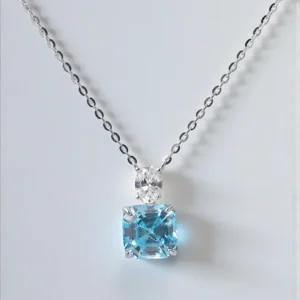 Cadena con colgante color aguamarina