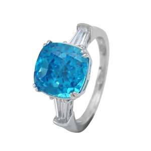 Anillo con piedra color aguamarina talla cojín