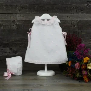 Vestido en muselina blanca con topos rosas