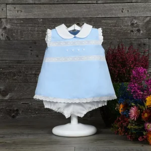 Vestido corto con entredoses y bodoques bordados