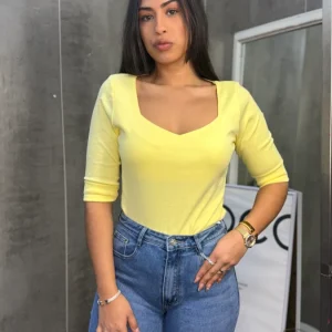 Camiseta Escote Corazón Amarillo