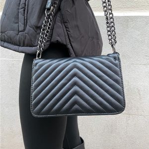 Bolso acolchado grande cadena negra