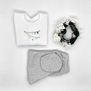 Conjunto de primera puesta gris con letras