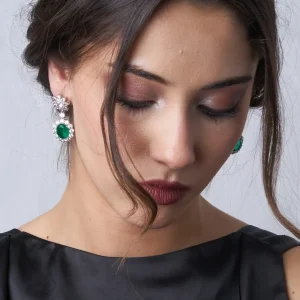 Pendientes en plata roseta en circonitas y colgando una orla con central color esmeralda