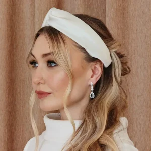 Pendientes largos en plata con circonitas y talla pera colgando