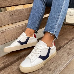 Zapatillas blancas detalle azul/rojo